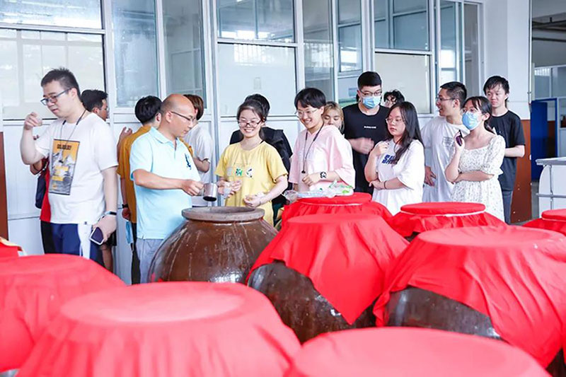 【秦洋长生酒业】不负时光，品味美酒｜西安交通大学师生走进秦洋酒业参观实习